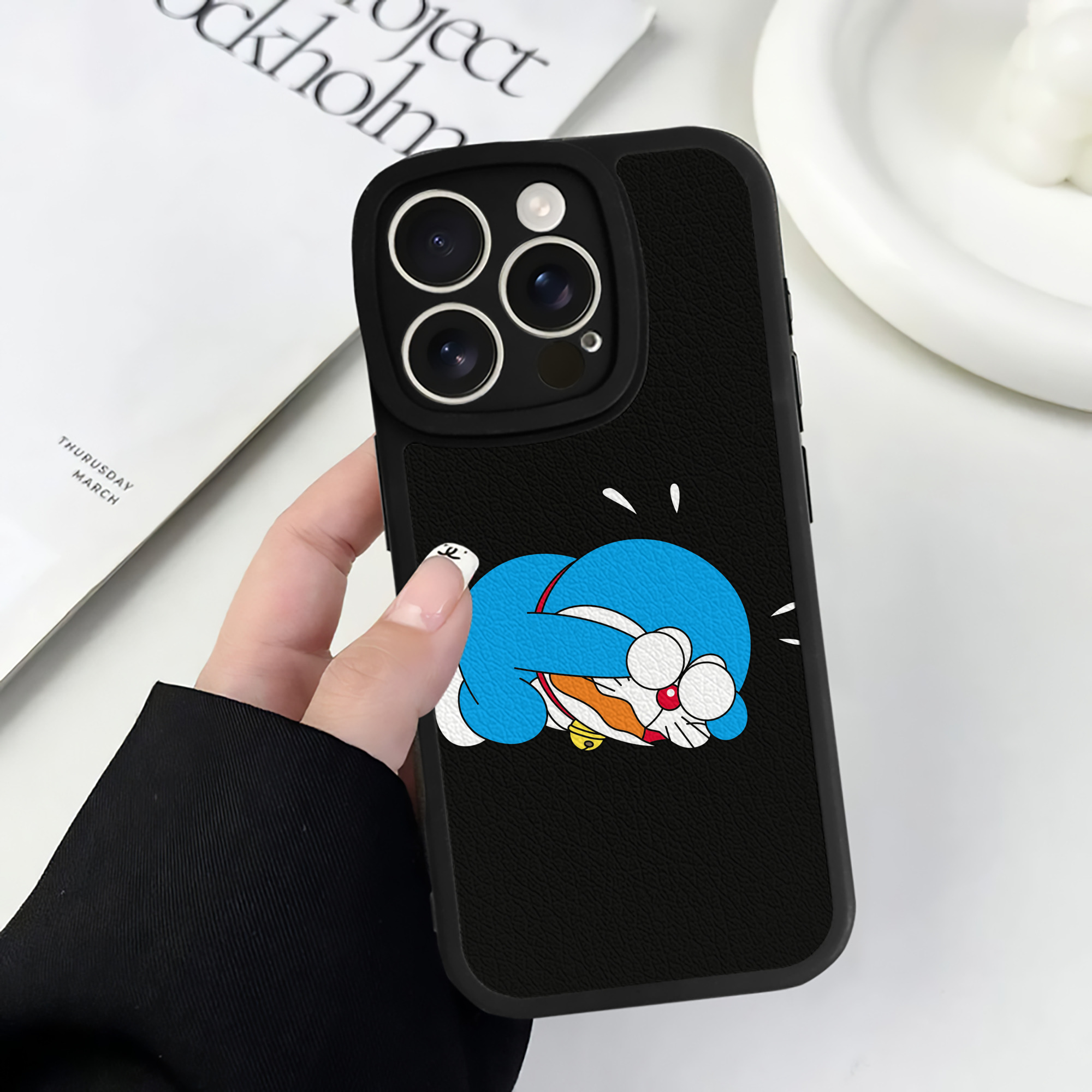 （画像用） ドラえもん Doraemon 【iPhone 16シリーズ対応】シリコンスマホケース（レザー調） 材質：シリコン